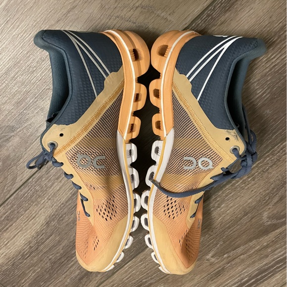 OnRun sneakers - Picture 4 of 7